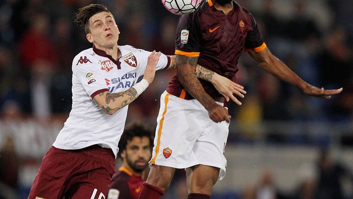 ROME, ITALY - APRIL 20:  Daniele Baselli (L) of Torino FC competes for the ball with Maicon AS Roma during the Serie A match between AS Roma and Torino FC at Stadio Olimpico on April 20, 2016 in Rome, Italy.  (Photo by Paolo Bruno/Getty Images) 