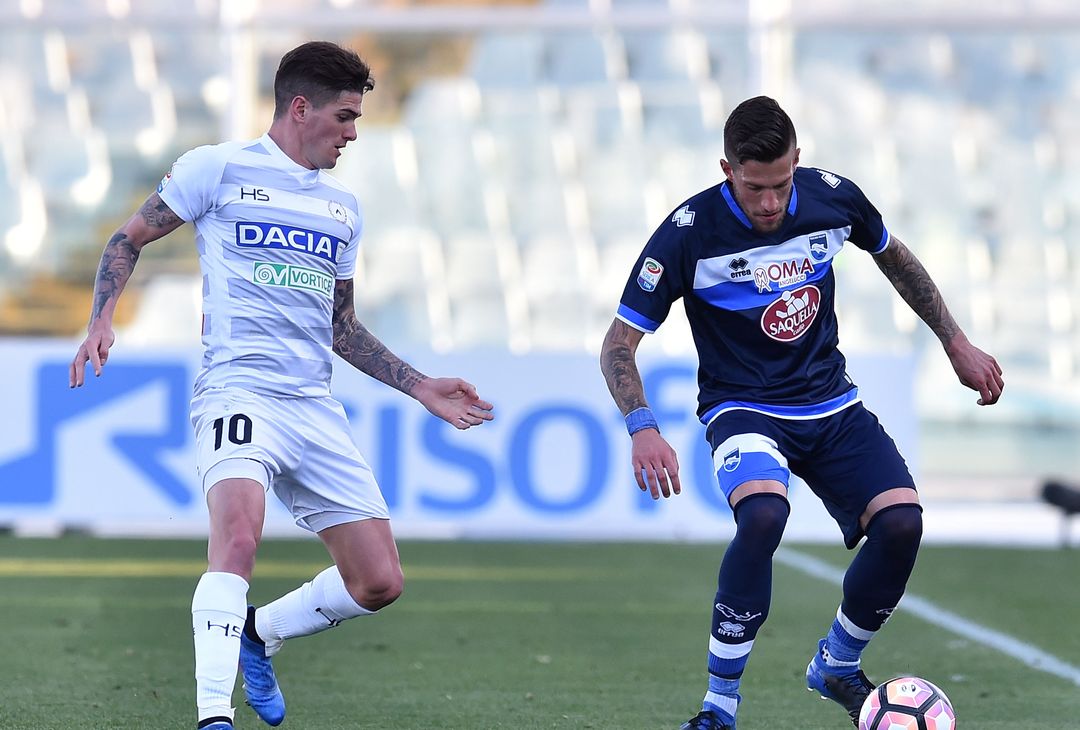  PESCARA, ITALY - MARCH 12:  Rodrigo De Paul of Udinese Calcio and Cristiano Biraghi of Pescara Calcio in action during the Serie A match between Pescara Calcio and Udinese Calcio at Adriatico Stadium on March 12, 2017 in Pescara, Italy.  (Photo by Giuseppe Bellini/Getty Images)  