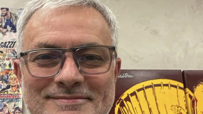 Mourinho è pronto: selfie sorridente nel suo ufficio e poi il quadro della Conference - immagine 1