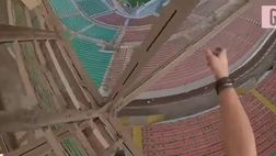 VIDEO / Da brividi: scala San Siro a mani nude e dondola nel vuoto