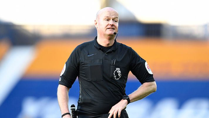 WEST BROMWICH, ENGLAND - FEBRUARY 27: Referee Lee Mason gives instructions during the Premier League match between West Bromwich Albion and Brighton & Hove Albion at The Hawthorns on February 27, 2021 in West Bromwich, England. Sporting stadiums around the UK remain under strict restrictions due to the Coronavirus Pandemic as Government social distancing laws prohibit fans inside venues resulting in games being played behind closed doors. (Photo by Peter Powell - Pool/Getty Images) Arsenal-Brentford, l’errore costa carissimo all’addetto Var: Lee Mason non potrà più arbitrare in Premier - immagine 1