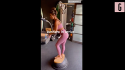 VIDEO Elisabetta Canalis, curve mozzafiato e sexy squat: il video su Instagram fa impazzire i followers