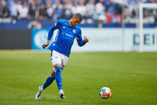 GELSENKIRCHEN, GERMANY - APRIL 23: Malick Thiaw of Schalke controls the ball during the Second Bundesliga match between FC Schalke 04 and SV Werder Bremen at Veltins Arena on April 23, 2022 in Gelsenkirchen, Germany. (Photo by Joosep Martinson/Getty Images) Calciomercato Torino, per la difesa seguito Thiaw: possibile alternativa a Solet- immagine 3