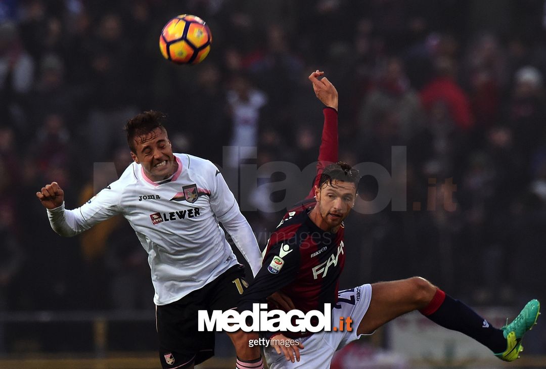  BOLOGNA, ITALY - NOVEMBER 20:  Thiago Cionek (L) of Palermo Luca Rizzo of Bologna compete for the ball during the Serie A match between Bologna FC and US Citta di Palermo at Stadio Renato Dall'Ara on November 20, 2016 in Bologna, Italy.  (Photo by Tullio M. Puglia/Getty Images) 