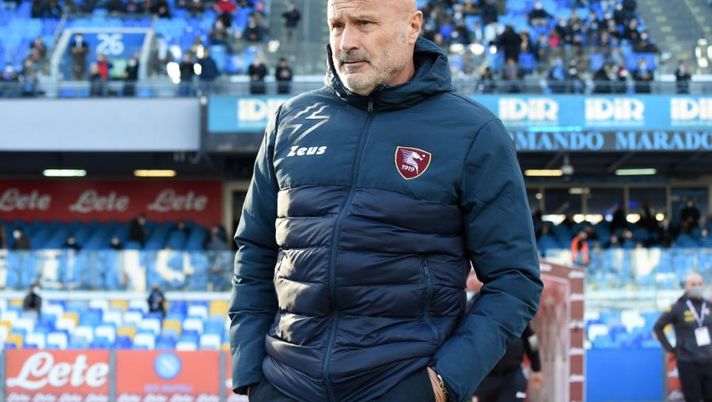 NAPLES, ITALY - JANUARY 23: Stefano Colantuono US Salernitana coach before the Serie A match between SSC Napoli and US Salernitana at Stadio Diego Armando Maradona on January 23, 2022 in Naples, Italy. (Photo by Francesco Pecoraro/Getty Images) Colantuono svela: “Questi sono i due giocatori della Salernitana tornati negativi” - immagine 1