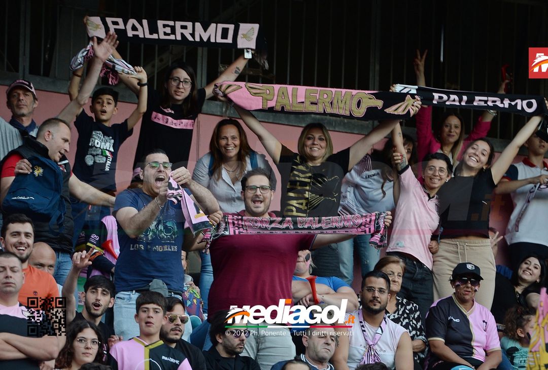 Fototifo, i tifosi allo stadio per Palermo-Feralpisaló 1-0 (gallery) - immagine 146