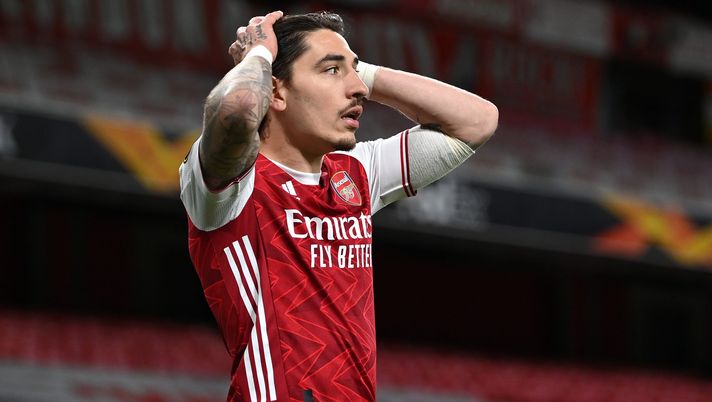 LONDON, ENGLAND - MAY 06: Hector Bellerin of Arsenal during the UEFA Europa League Semi-final Second Leg match between Arsenal and Villareal CF at Emirates Stadium on May 06, 2021 in London, England. Sporting stadiums around Europe remain under strict restrictions due to the Coronavirus Pandemic as Government social distancing laws prohibit fans inside venues resulting in games being played behind closed doors. (Photo by Shaun Botterill/Getty Images) L’Arsenal mette Bellerin sul mercato. Fiorentina e le altre, il punto - immagine 1