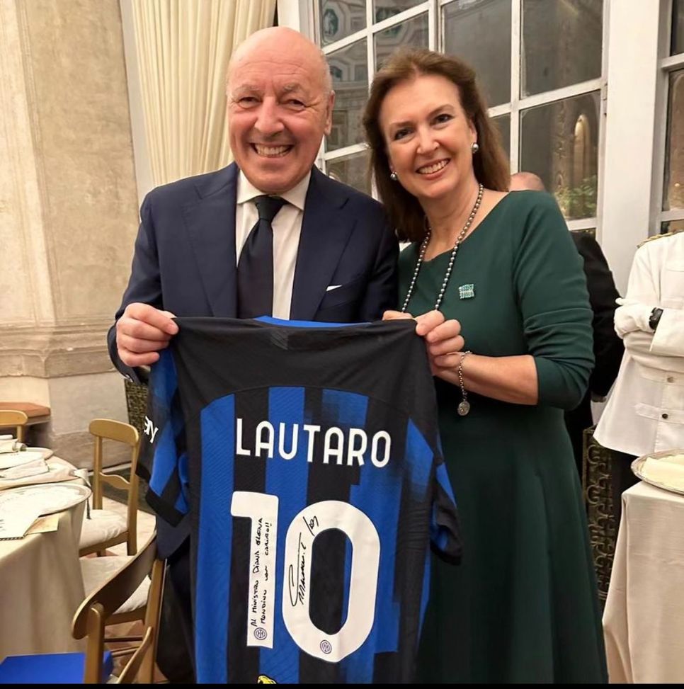 Pranzo di fine missione a Villa Madama: Marotta regala la maglia di Lautaro alla ministra Mondino- immagine 3