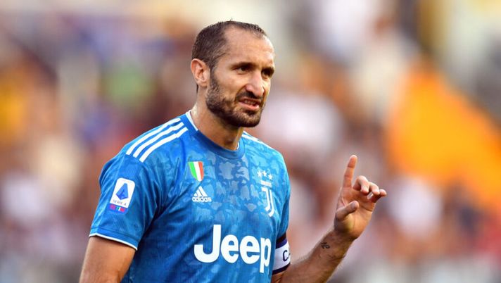 PARMA, ITALY - AUGUST 24: Giorgio Chiellini of Juventus gestures during the Serie A match between Parma Calcio and Juventus at Stadio Ennio Tardini on August 24, 2019 in Parma, Italy. (Photo by Alessandro Sabattini/Getty Images) Gazzetta: “Chiellini conta le ore per il rientro: quando può tornare in campo” - immagine 1