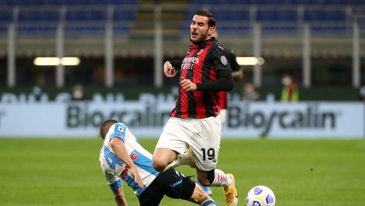 Theo Hernández (difensore AC Milan), qui a contrasto con Diego Demme durante Milan-Napoli (Serie A 2020-2021) | News (Getty Images) 
