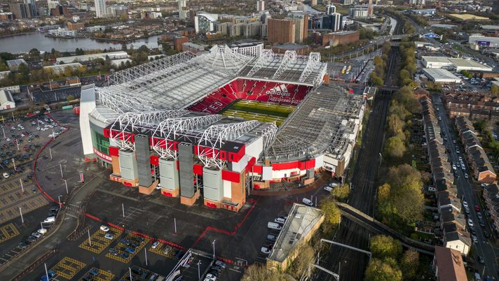 MANCHESTER, ENGLAND - NOVEMBER 23: An aerial view of Old Trafford Stadium, the home of Manchester United Football Club on November 23, 2022 in Manchester, England. Yesterday, the club released a statement indicating that the Glazer family who are majority owners of the club said they will 'consider all strategic alternatives, including new investment into the club, a sale, or other transactions involving the company'. The announcement came on the same day the club announced its star player, Cristiano Ronaldo, was leaving with immediate effect. (Photo by Christopher Furlong/Getty Images) Un intero quartiere di Londra sogna, 9mila tifosi del Charlton a Old Trafford - immagine 1