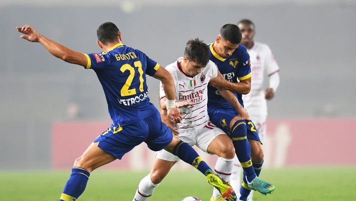 VERONA, ITALY - OCTOBER 16: Brahim Diaz of AC Milan battles for possession with Koray Gunter and Fabio Depaoli of Hellas Verona during the Serie A match between Hellas Verona and AC MIlan at Stadio Marcantonio Bentegodi on October 16, 2022 in Verona, Italy. (Photo by Alessandro Sabattini/Getty Images) Verona-Milan: scopriamo insieme le reazioni social più belle - immagine 1