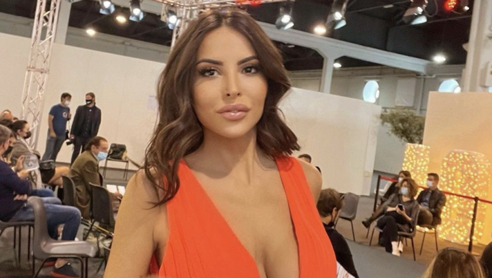 Marialuisa Jacobelli, lo sguardo conquista i fan. E il décolleté è da urlo Marialuisa Jacobelli, lo sguardo conquista i fan. E il décolleté è da urlo