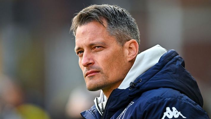 GENOA, ITALY - MARCH 6: Alexander Blessin head coach of Genoa looks on prior to kick-off in the Serie A match between Genoa CFC and Empoli FC at Stadio Luigi Ferraris on March 6, 2022 in Genoa, Italy. (Photo by Getty Images) Blessin: “Criscito è a disposizione, come sta Piccoli, su Amiri e Destro…” - immagine 1