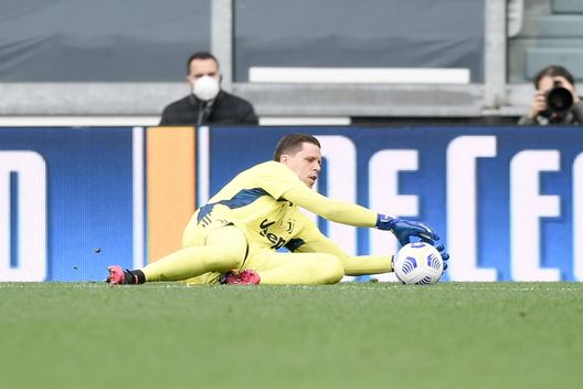 Wojciech Szczesny intercetta un tiro basso Wojciech Szczesny intercetta un tiro basso