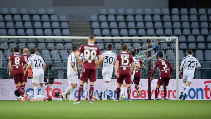 TURIN, ITALY - APRIL 03: Juventus' goalkeeper Wojciech Szczesny saves the ball during the Serie A match between Torino FC and Juventus at Stadio Olimpico di Torino on April 03, 2021 in Turin, Italy. Sporting stadiums around Italy remain under strict restrictions due to the Coronavirus Pandemic as Government social distancing laws prohibit fans inside venues resulting in games being played behind closed doors. (Photo by Daniele Badolato - Juventus FC/Juventus FC via Getty Images) 