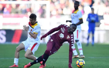 TURIN, ITALY - JANUARY 28: M Baye Niang (R) of Torino FC is challenged by Danilo Cataldi of Benevento Calcio during the Serie A match between Torino FC and Benevento Calcio at Stadio Olimpico di Torino on January 28, 2018 in Turin, Italy. (Photo by Valerio Pennicino/Getty Images)