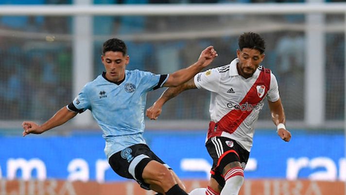CORDOBA, ARGENTINA - FEBRUARY 04: Bruno Zapelli of Belgrano de Cba and Milton Casco of River Plate fight for the ball during a match of Liga Profesional 2023 between Belgrano and River Plate at Mario Alberto Kempes Stadium on February 4, 2023 in Cordoba, Argentina. (Photo by Hernan Cortez/Getty Images) *** Local Caption *** Bruno Zapelli; Milton Casco CorSport: “Nome nuovo per la Lazio: Lotito prenota Zapelli. Chi è e quanto costa” - immagine 1