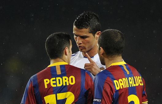 BARCELONA, SPAIN - MAY 03: Cristiano Ronaldo of Real Madrid (C) argues with Pedro Rodriguez (L) and Dani Alves of FC Barcelona during the UEFA Champions League Semi Final second leg match between Barcelona and Real Madrid at the Camp Nou on May 3, 2011 in Barcelona, Spain. (Photo by David Ramos/Getty Images) Un… grande “clasico” del calcio spagnolo: quando Pedro “zittì” CR7- immagine 2