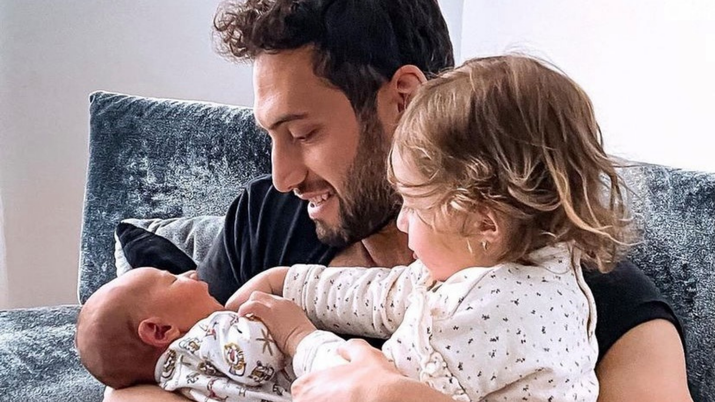 Hakan Calhanoglu dopo ala nascita del suo secondo figlio Hakan Calhanoglu dopo ala nascita del suo secondo figlio