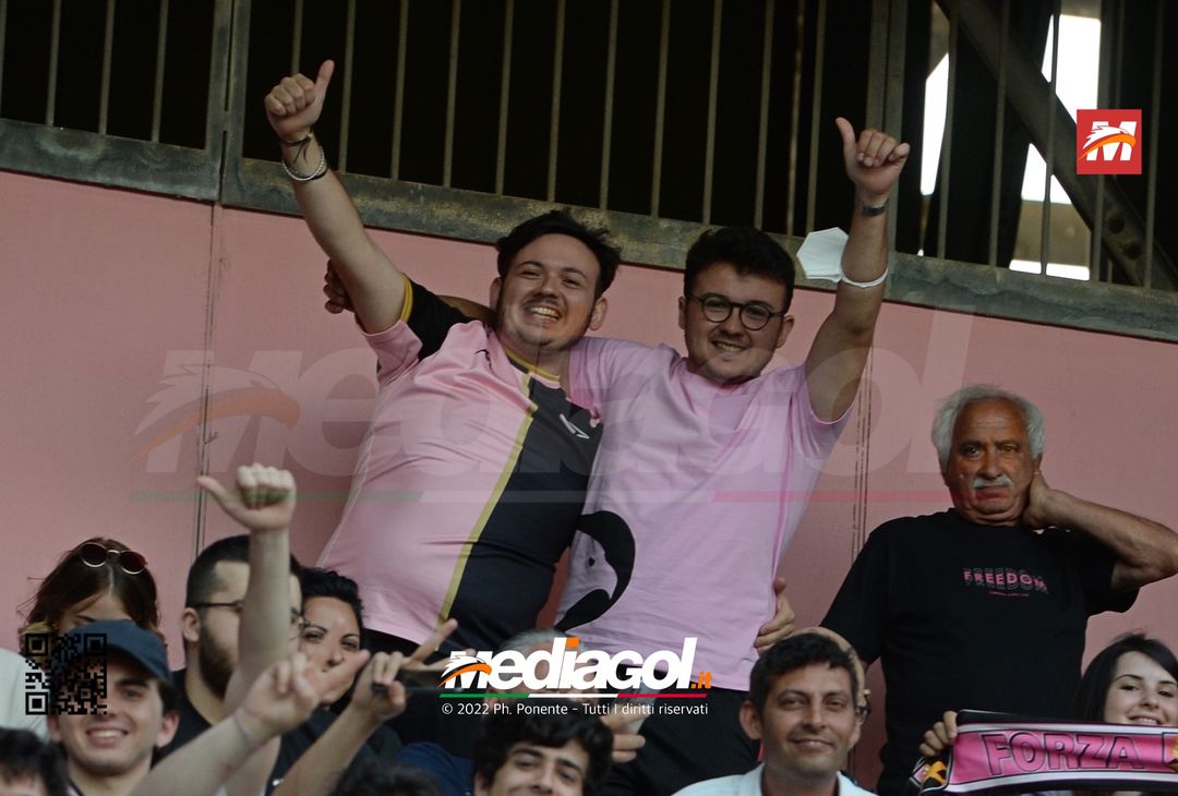 Fototifo, i tifosi allo stadio per Palermo-Feralpisaló 1-0 (gallery) - immagine 122