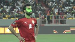 VIDEO – Salah viene accecato dai laser e sbaglia il rigore