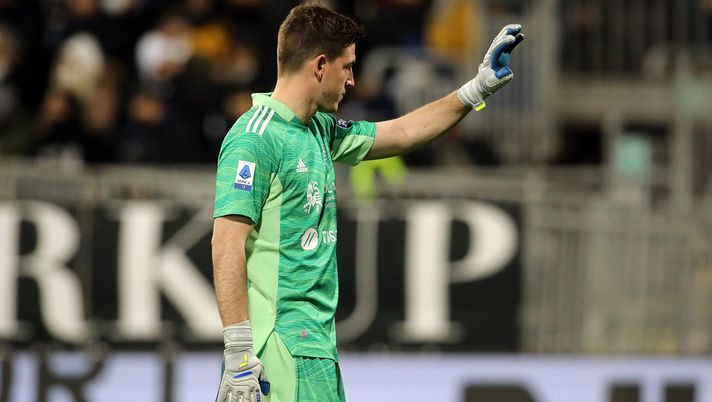 CAGLIARI, ITALY - FEBRUARY 21: Alessio Cragno of Cagliari looks on during the Serie A match between Cagliari Calcio and SSC Napoli at Sardegna Arena on February 21, 2022 in Cagliari, Italy. (Photo by Enrico Locci/Getty Images) Cragno, l’agente: “Napoli è una grande piazza, attendiamo la decisione del Cagliari” - immagine 1