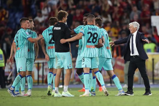 ROME, ITALY - SEPTEMBER 18: Gian Piero Gasperini (R), Head Coach of Atalanta celebrates with their players after victory in the Serie A match between AS Roma and Atalanta BC at Stadio Olimpico on September 18, 2022 in Rome, Italy. (Photo by Paolo Bruno/Getty Images) Gasperini via da Bergamo: lo scenario, incubo dei tifosi viola- immagine 2