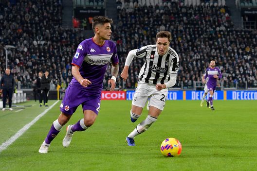 TURIN, ITALY - NOVEMBER 06: Federico Chiesa of Juventus competes for the ball with Lucas Martinez ACF Fiorentina during the Serie A match between Juventus FC and ACF Fiorentina at Allianz Stadium on November 06, 2021 in Turin, Italy. (Photo by Daniele Badolato - Juventus FC/Juventus FC via Getty Images) TURIN, ITALY - NOVEMBER 06: Federico Chiesa of Juventus competes for the ball with Lucas Martinez ACF Fiorentina during the Serie A match between Juventus FC and ACF Fiorentina at Allianz Stadium on November 06, 2021 in Turin, Italy. (Photo by Daniele Badolato - Juventus FC/Juventus FC via Getty Images)