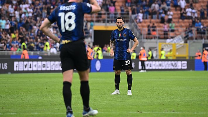 MILAN, ITALY - MAY 22: Hakan Calhanoglu of FC Internazionale shows his dejection afte rthe Serie A match between FC Internazionale and UC Sampdoria at Stadio Giuseppe Meazza on May 22, 2022 in Milan, Italy. (Photo by Mattia Ozbot - Inter/Inter via Getty Images) CALHANOGLU DI TENDENZA