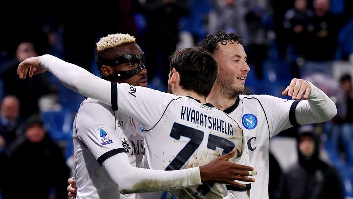 REGGIO NELL'EMILIA, ITALY - FEBRUARY 28: Victor Osimhen of SSC Napoli celebrates scoring his team's third goal with teammates Khvicha Kvaratskhelia and Amir Rrahmani during the Serie A TIM match between US Sassuolo and SSC Napoli at Mapei Stadium - Citta' del Tricolore on February 28, 2024 in Reggio nell'Emilia, Italy. (Photo by Alessandro Sabattini/Getty Images) Kvara-Osimhen, il Napoli non può fare assolutamente a meno di quei due: la statistica - immagine 1