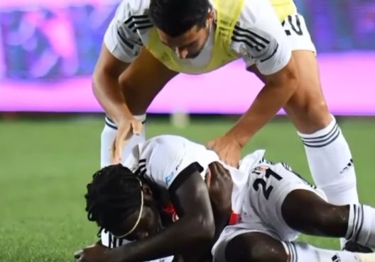 Besiktas, paura per Fabrice Nsakala: collassa in campo durante la partita Besiktas, paura per Fabrice Nsakala: collassa in campo durante la partita