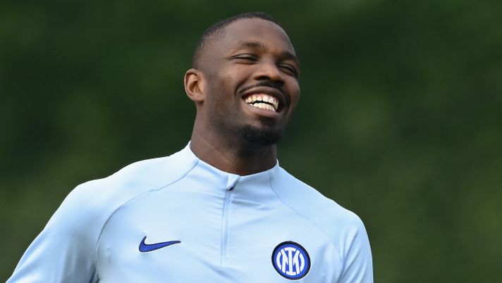 COMO, ITALY - OCTOBER 04: (L-R) Marcus Thuram of FC Internazionale and Hakan Calhanoglu of FC Internazionale smile during the FC Internazionale training session at Suning Training Centre at Appiano Gentile on October 04, 2023 in Como, Italy. (Photo by Mattia Pistoia - Inter/Inter via Getty Images) Thuram: “Inter? Dovevo arrivare nel 2021 ma mi sono infortunato, è stata dura” - immagine 1