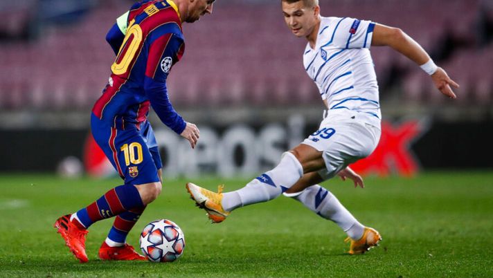 BARCELONA, SPAIN - NOVEMBER 04: Lionel Messi of FC Barcelona dribbles Vladyslav Supryaga of FC Dinamo de Kiev during the UEFA Champions League Group G stage match between FC Barcelona and Dynamo Kyiv at Camp Nou on November 04, 2020 in Barcelona, Spain. (Photo by Eric Alonso/Getty Images) Sky: “Supryaga alla Samp, siamo alle firme. Defrel, Lucca e per Luca Moro…” - immagine 1