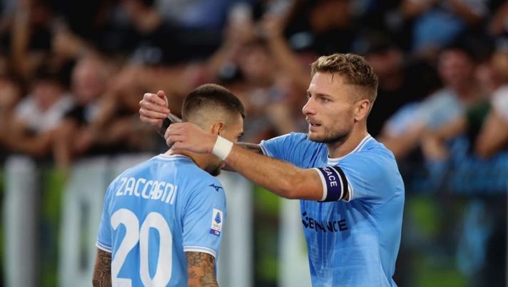 ROME, ITALY - SEPTEMBER 11:  Ciro Immobile with his teammate Mattia Zaccagni of SS Lazio celebrates after scoring the opening goal during the Serie A match between SS Lazio and Hellas Verona at Stadio Olimpico on September 11, 2022 in Rome, Italy.  (Photo by Paolo Bruno/Getty Images)  Lazio, novità Immobile! Sarri: “Da dove nascevano i problemi di Ciro. Zaccagni, Romagnoli e Lazzari…” - immagine 1