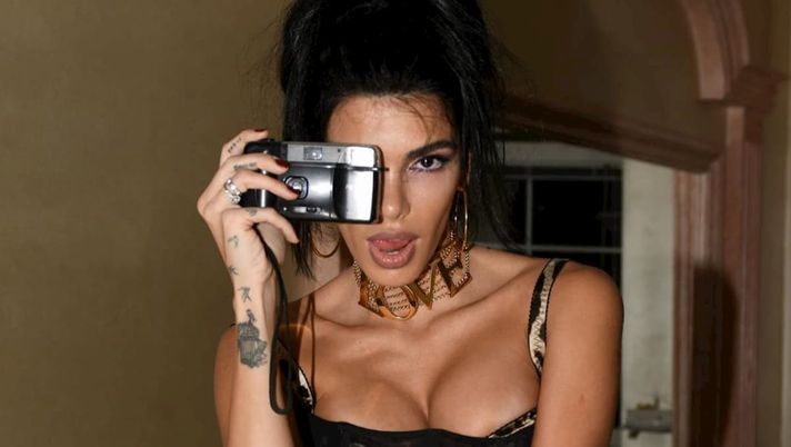 Jovana più hot che mai: il décolleté mozzafiato di lady Djordjevic incanta i fan  Jovana più hot che mai: il décolleté mozzafiato di lady Djordjevic incanta i fan