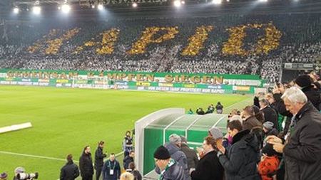 Grande coreografia per i tifosi di casa del Rapid Vienna nel derby finito 2-2