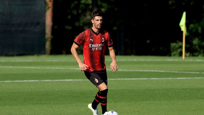 CAIRATE, ITALY - JULY 20: Matteo Gabbia of AC Milan in action during the pre-season friendly match between AC Milan and Lumezzane at Milanello on July 20, 2023 in Cairate, Italy. (Photo by Giuseppe Cottini/AC Milan via Getty Images) Milan, emergenza in difesa per la Roma: vicino il ritorno di Gabbia - immagine 1