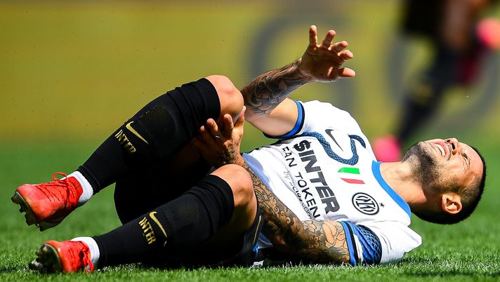 GENOA, ITALY - SEPTEMBER 12: Stefano Sensi of Inter lies on the pitch after suffering an injury during the Serie A match between UC Sampdoria and FC Internazionale at Stadio Luigi Ferraris on September 12, 2021 in Genoa, Italy. (Photo by Getty Images) 