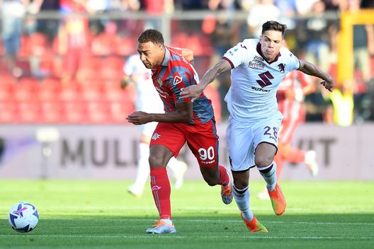 CREMONA, ITALY - AUGUST 27: Cyriel Dessers of US Cremonese competes for the ball with Samuele Ricci of Torino FC during the Serie A match between US Cremonese and Torino FC at Stadio Giovanni Zini on August 27, 2022 in Cremona, Italy. (Photo by Alessandro Sabattini/Getty Images) Toro, che fatica a sinistra: pesano le assenze di Rodriguez, Ricci e Vojvoda- immagine 2