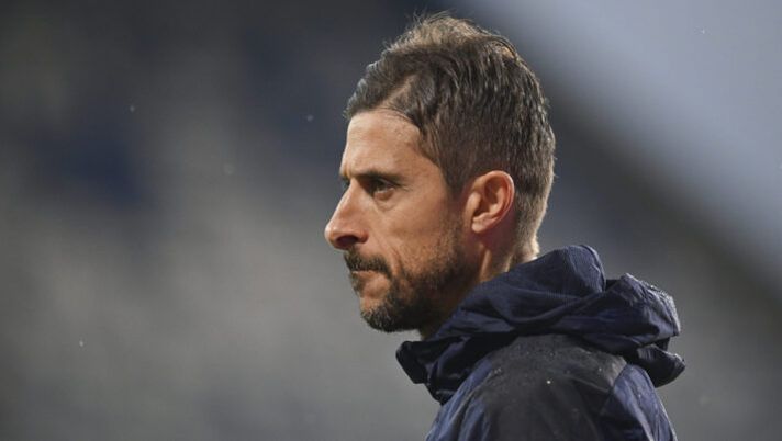 REGGIO NELL'EMILIA, ITALY - MAY 19: REGGIO NELL'EMILIA, ITALY - MAY 19: Alessio Dionisi head coach of US Sassuolo looks on priro to the Serie A match between US Sassuolo and AC Monza at Mapei Stadium - Citta' del Tricolore on May 19, 2023 in Reggio nell'Emilia, Italy. (Photo by Alessandro Sabattini/Getty Images) Dionisi: “Con quel primo tempo in A hai già perso. Noi né completi né pronti” - immagine 1