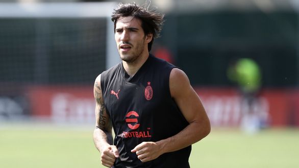 Sandro Tonali (centrocampista AC Milan) qui in allenamento a Milanello con i rossoneri | Milan News (Getty Images) Sandro Tonali AC Milan allenamento Milan