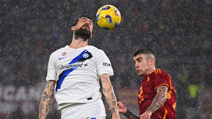 Roma-Inter, aperta un’indagine sul dito medio di Acerbi: ecco cosa rischia - immagine 1