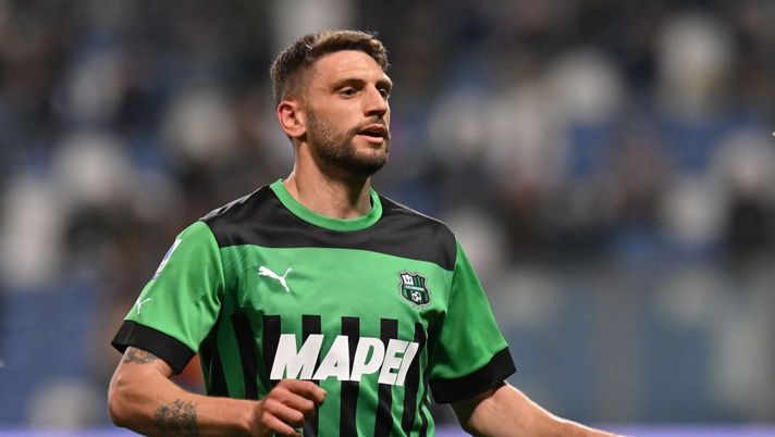REGGIO NELL'EMILIA, ITALY - MAY 08: Domenico Berardi of US Sassuolo looks on during the Serie A match between US Sassuolo and Bologna FC at Mapei Stadium - Citta' del Tricolore on May 08, 2023 in Reggio nell'Emilia, Italy. (Photo by Alessandro Sabattini/Getty Images) Voti fantacalcio: Gabbiadini come Berardi, male Pinamonti! Bocciato Bajrami - immagine 1