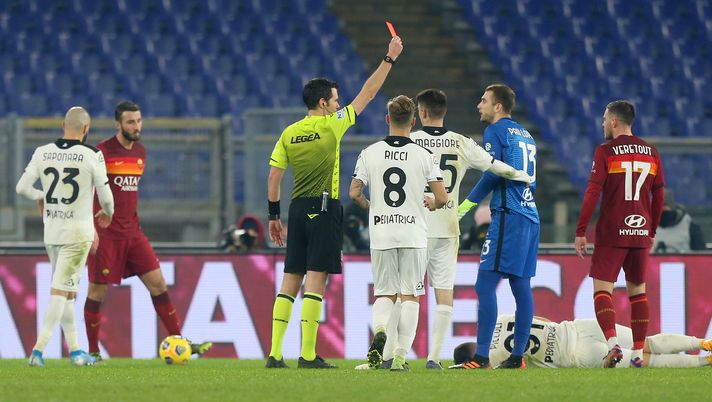 ROME, ITALY - JANUARY 19: Referee, Davide Ghersini shows Pau Lopez of Roma a red card during the Coppa Italia match between AS Roma and AC Spezia at Olimpico Stadium on January 19, 2021 in Rome, Italy. Sporting stadiums around Italy remain under strict restrictions due to the Coronavirus Pandemic as Government social distancing laws prohibit fans inside venues resulting in games being played behind closed doors. (Photo by Paolo Bruno/Getty Images) ROME, ITALY - JANUARY 19: Referee, Davide Ghersini shows Pau Lopez of Roma a red card during the Coppa Italia match between AS Roma and AC Spezia at Olimpico Stadium on January 19, 2021 in Rome, Italy. Sporting stadiums around Italy remain under strict restrictions due to the Coronavirus Pandemic as Government social distancing laws prohibit fans inside venues resulting in games being played behind closed doors. (Photo by Paolo Bruno/Getty Images)