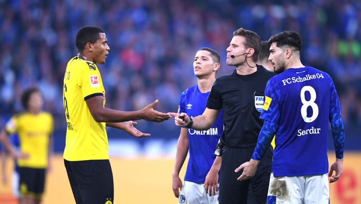 GELSENKIRCHEN, GERMANY - OCTOBER 26: Manuel Akanji of Borussia Dortmund speaks to the referee during the Bundesliga match between FC Schalke 04 and Borussia Dortmund at Veltins-Arena on October 26, 2019 in Gelsenkirchen, Germany. (Photo by Alex Grimm/Bongarts/Getty Images) GELSENKIRCHEN, GERMANY - OCTOBER 26: Manuel Akanji of Borussia Dortmund speaks to the referee during the Bundesliga match between FC Schalke 04 and Borussia Dortmund at Veltins-Arena on October 26, 2019 in Gelsenkirchen, Germany. (Photo by Alex Grimm/Bongarts/Getty Images)