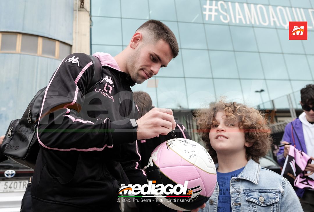 FOTO Cagliari-Palermo, i Rosanero in partenza dal “Renzo Barbera” (GALLERY) - immagine 25