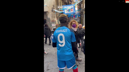 VIDEO A Napoli arriva il sosia di Osimhen tra la folla: la reazione dei passanti