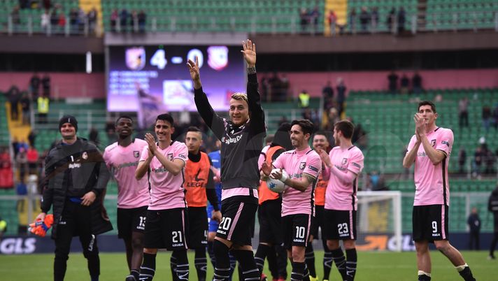 PALERMO, ITALY - MARCH 25: Players of Palermo celebrate after winning the serie B match between US Citta di Palermo and Carpi FC at Stadio Renzo Barbera on March 25, 2018 in Palermo, Italy.  (Photo by Tullio M. Puglia/Getty Images) 