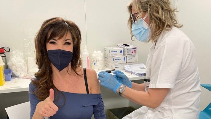 Vaccinata Emanuela Folliero, la conduttrice interista che ha fatto innamorare i campioni del Milan 